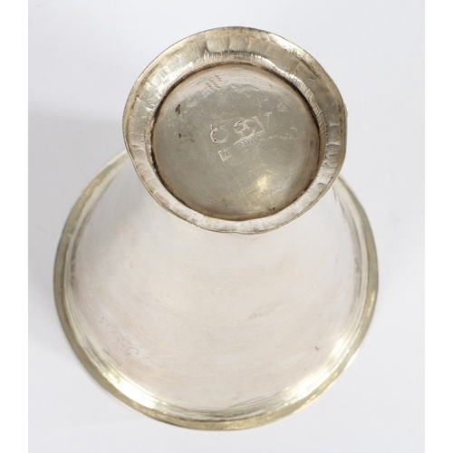 276 - A LATE 18TH CENTURY FLARED SILVER TOT BEAKER WITH PERIOD PRICK ENGRAVED DECORATION TO BODY. A late 1... 