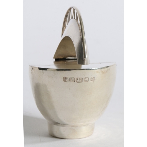 278 - AN UNUSUAL MODERNISTIC MUSTARD POT WITH DRAWBRIDGE LOCKING MECHANISM. MAKER RJA, LONDON 1993. An unu... 