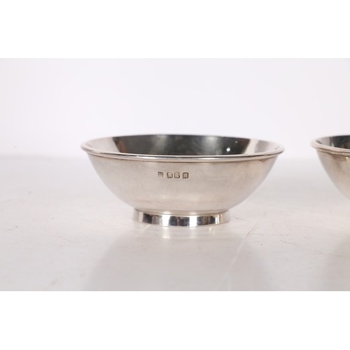 286 - A PAIR OF GEORGE V BRITANNIA STANDARD SILVER BOWLS. London 1922, maker Pairpoint Brothers (Alfred Ja... 