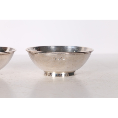 286 - A PAIR OF GEORGE V BRITANNIA STANDARD SILVER BOWLS. London 1922, maker Pairpoint Brothers (Alfred Ja... 