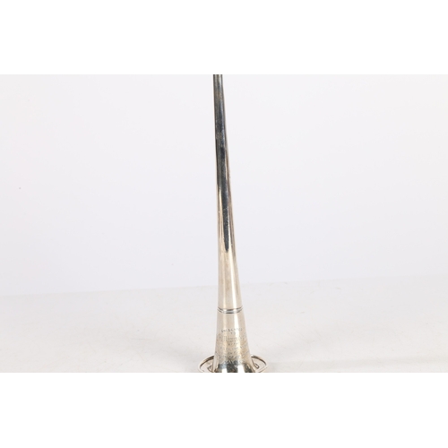 294 - A SILVER HUNTING HORN BY CHARLES STUART HARRIS, LONDON 1895, 190G, 30CM HIGH. A silver hunting horn ... 