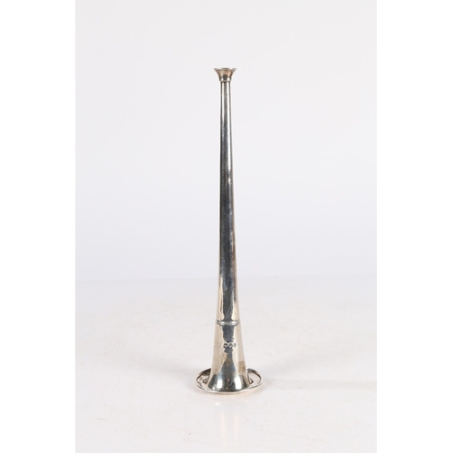 294 - A SILVER HUNTING HORN BY CHARLES STUART HARRIS, LONDON 1895, 190G, 30CM HIGH. A silver hunting horn ... 