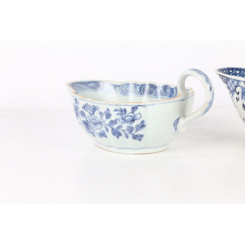 296 - AN 18TH CENTURY WORCESTER PORCELAIN BLUE AND WHITE 'FULL MOON' PATTERN SAUCE BOAT. An 18th century W... 