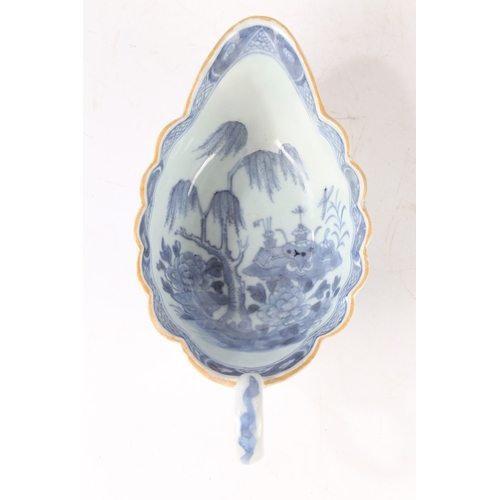 296 - AN 18TH CENTURY WORCESTER PORCELAIN BLUE AND WHITE 'FULL MOON' PATTERN SAUCE BOAT. An 18th century W... 