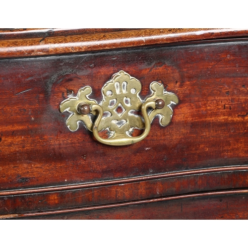 319 - A GOOD GEORGE III MAHOGANY SERPENTINE CHEST OF DRAWERS. A good George III mahogany serpentine chest ... 