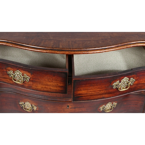 319 - A GOOD GEORGE III MAHOGANY SERPENTINE CHEST OF DRAWERS. A good George III mahogany serpentine chest ... 