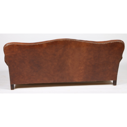 339 - A 20TH CENTURY LEATHER AND OAK THREE SEATER SETTEE. A 20th century leather and oak three seater sett... 