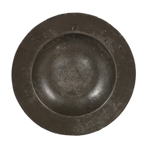 1 - AN IMPORTANT PLANTAGENET PEWTER SAUCER OR SPICE PLATE, ENGLISH, CIRCA 1400. The flat rim with hammer... 