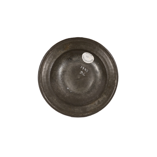 1 - AN IMPORTANT PLANTAGENET PEWTER SAUCER OR SPICE PLATE, ENGLISH, CIRCA 1400. The flat rim with hammer... 