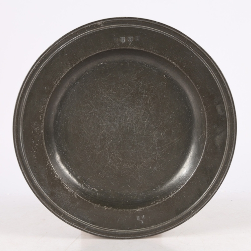 129 - AN EARLY 18TH CENTURY PEWTER MULTI-REEDED DISH, LEICESTERSHIRE, CIRCA 1710. With hallmarks to front ... 