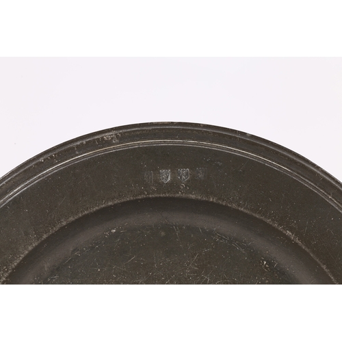 129 - AN EARLY 18TH CENTURY PEWTER MULTI-REEDED DISH, LEICESTERSHIRE, CIRCA 1710. With hallmarks to front ... 