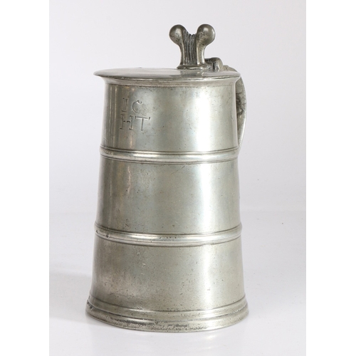 14 - A RARE 18TH CENTURY PEWTER OEAS QUART FLAT-LIDDED COMMUNION FLAGON (LAVER), SCOTTISH, CIRCA 1740. Th... 