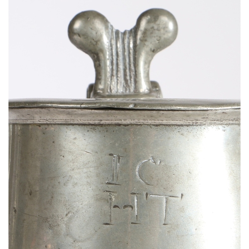 14 - A RARE 18TH CENTURY PEWTER OEAS QUART FLAT-LIDDED COMMUNION FLAGON (LAVER), SCOTTISH, CIRCA 1740. Th... 