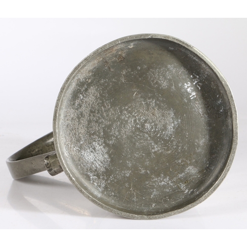 14 - A RARE 18TH CENTURY PEWTER OEAS QUART FLAT-LIDDED COMMUNION FLAGON (LAVER), SCOTTISH, CIRCA 1740. Th... 