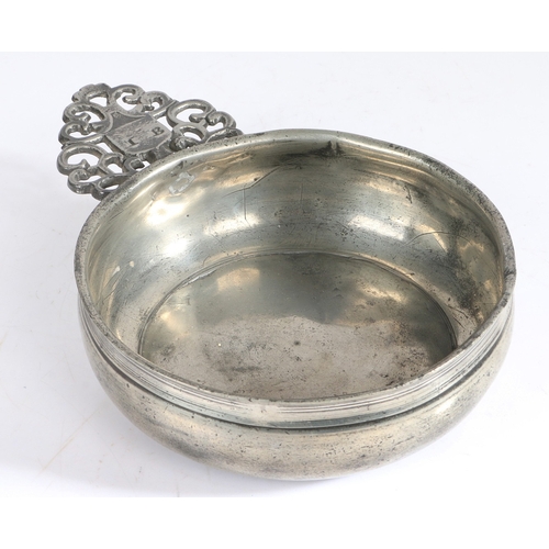 15 - A WILLIAM & MARY/QUEEN ANNE PEWTER PORRINGER, ATTRIBUTED TO THE WEST COUNTRY, CIRCA 1700-10. Having ... 