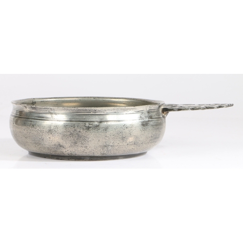 15 - A WILLIAM & MARY/QUEEN ANNE PEWTER PORRINGER, ATTRIBUTED TO THE WEST COUNTRY, CIRCA 1700-10. Having ... 
