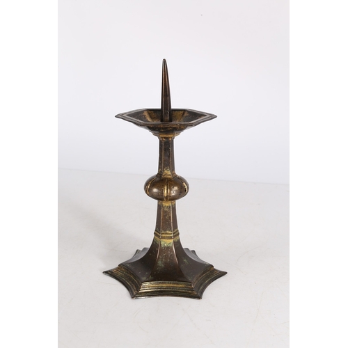 180 - AN INTERESTING GOTHIC STYLE GILT-BRASS CANDLESTICK, IN THE CIRCA 1400 MANNER. Topped by a 7.5cm pric... 