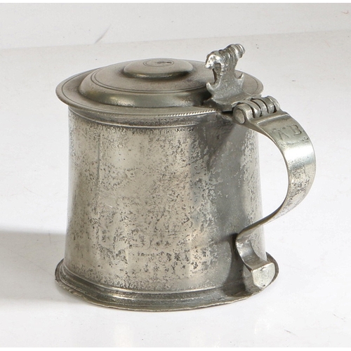 19 - A RARE CHARLES II PEWTER DOUBLE-DOME FLAT-LID TANKARD, CIRCA 1660. The highly unusual stepped dome l... 