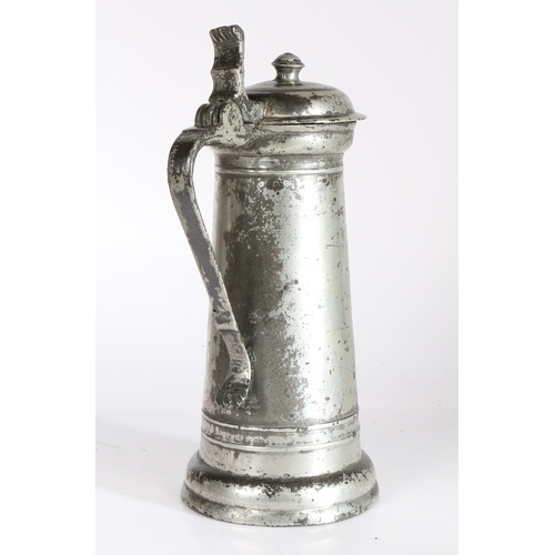 20 - A GOOD JAMES I PEWTER FLAGON, CIRCA 1610-20. The tapering drum with single narrow fillet below colla... 