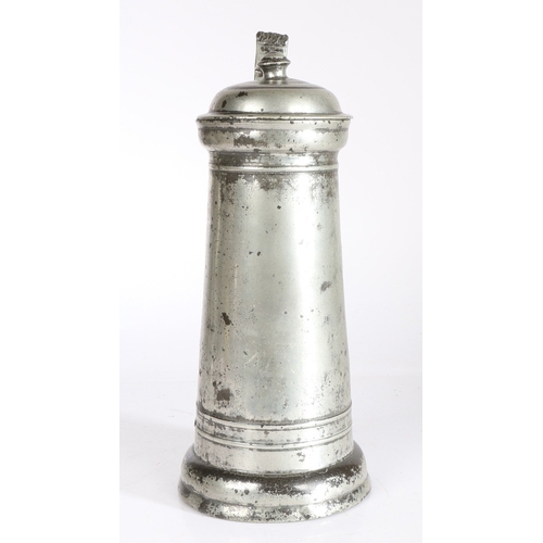 20 - A GOOD JAMES I PEWTER FLAGON, CIRCA 1610-20. The tapering drum with single narrow fillet below colla... 