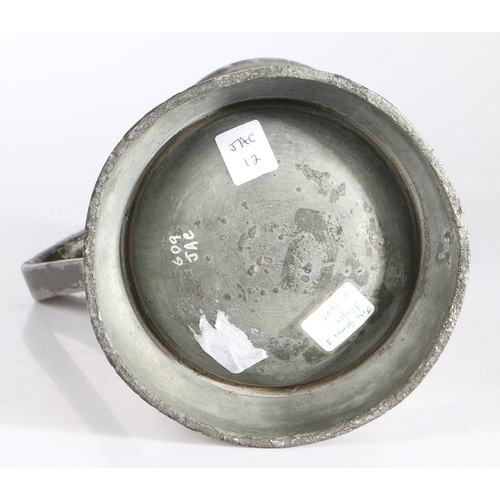 20 - A GOOD JAMES I PEWTER FLAGON, CIRCA 1610-20. The tapering drum with single narrow fillet below colla... 