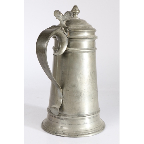 26 - A RARE QUEEN ANNE PEWTER 'TRANSITIONAL' FLAGON, CIRCA 1705. Having a tapering straight-sided body wi... 