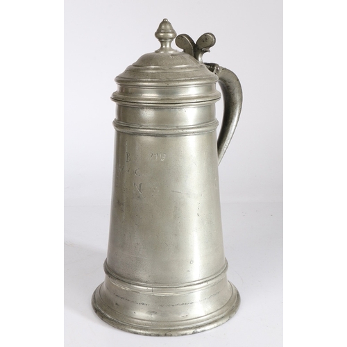 26 - A RARE QUEEN ANNE PEWTER 'TRANSITIONAL' FLAGON, CIRCA 1705. Having a tapering straight-sided body wi... 