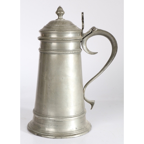 26 - A RARE QUEEN ANNE PEWTER 'TRANSITIONAL' FLAGON, CIRCA 1705. Having a tapering straight-sided body wi... 