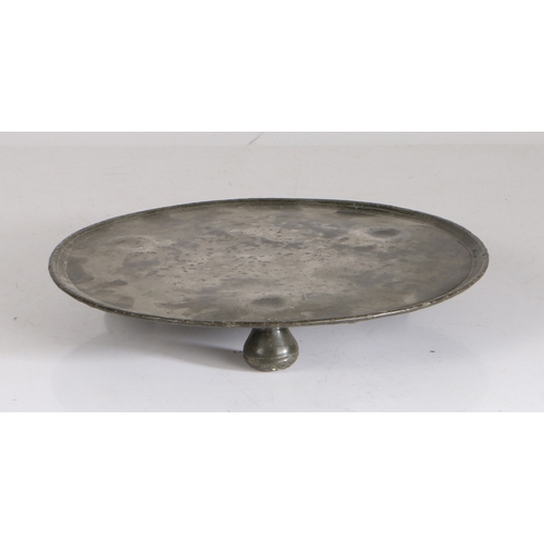 28 - A RARE CHARLES II PEWTER FOOTED PLATE OR TAZZA, CIRCA 1660-80. The flat plate with multiple reeded a... 