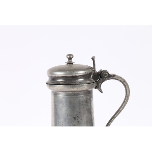 32 - A LARGE CHARLES I PEWTER KNOPPED FLAGON, CIRCA 1630. The cylindrical plain body with bullet-shaped b... 