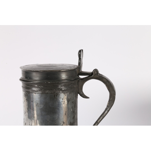 33 - A LARGE CHARLES II PEWTER BEEFEATER FLAGON, CIRCA 1680. With wide plain drum, ovolo-moulded footrim ... 