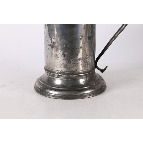 33 - A LARGE CHARLES II PEWTER BEEFEATER FLAGON, CIRCA 1680. With wide plain drum, ovolo-moulded footrim ... 