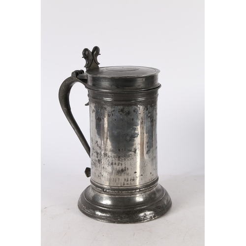 33 - A LARGE CHARLES II PEWTER BEEFEATER FLAGON, CIRCA 1680. With wide plain drum, ovolo-moulded footrim ... 