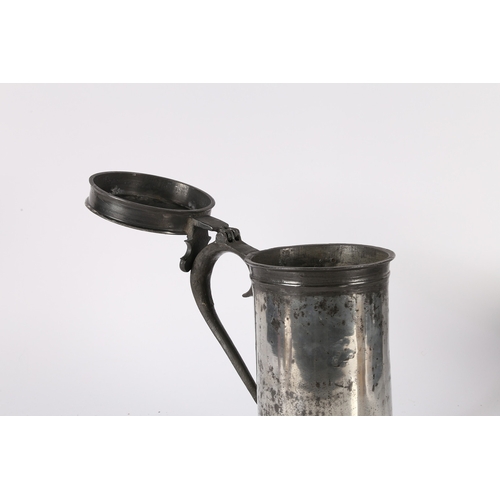 33 - A LARGE CHARLES II PEWTER BEEFEATER FLAGON, CIRCA 1680. With wide plain drum, ovolo-moulded footrim ... 