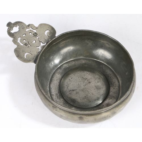39 - A WILLIAM & MARY PEWTER PORRINGER, CIRCA 1695. Having a bellied bowl, bossed base and relief cast tr... 