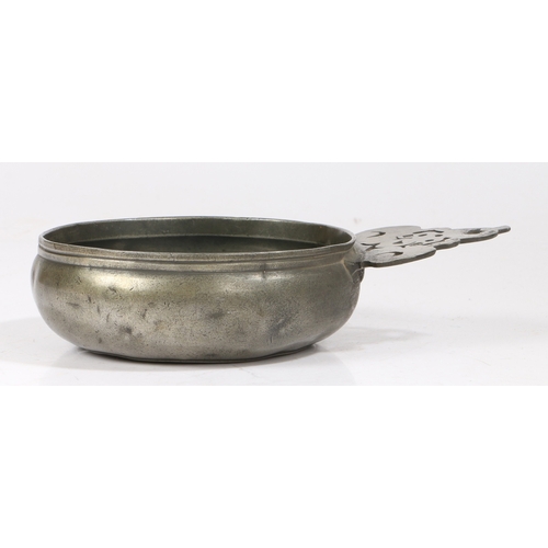 39 - A WILLIAM & MARY PEWTER PORRINGER, CIRCA 1695. Having a bellied bowl, bossed base and relief cast tr... 