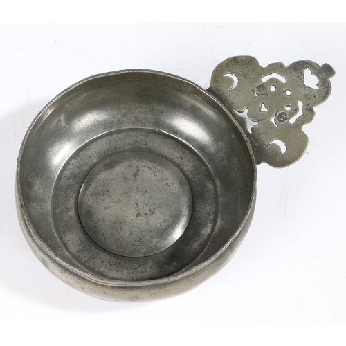 39 - A WILLIAM & MARY PEWTER PORRINGER, CIRCA 1695. Having a bellied bowl, bossed base and relief cast tr... 