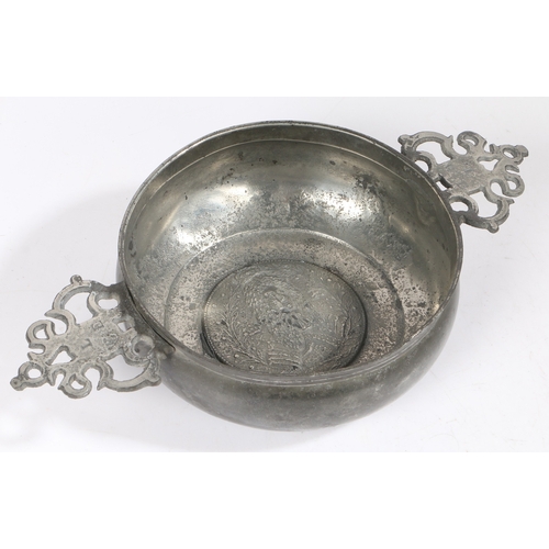 40 - AN EXCEPTIONALLY RARE WILLIAM III PEWTER ROYAL COMMEMORATIVE DOUBLE-EARED PORRINGER, CIRCA 1690-1700... 