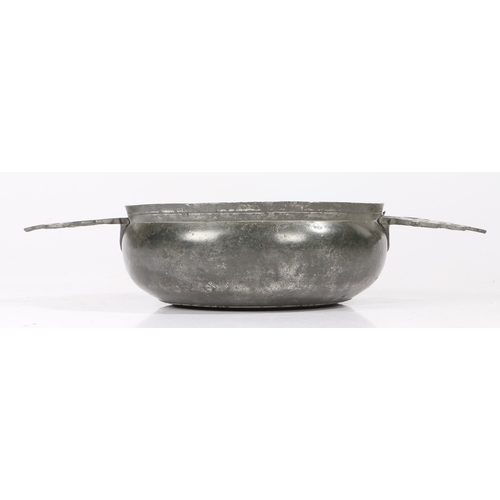 40 - AN EXCEPTIONALLY RARE WILLIAM III PEWTER ROYAL COMMEMORATIVE DOUBLE-EARED PORRINGER, CIRCA 1690-1700... 