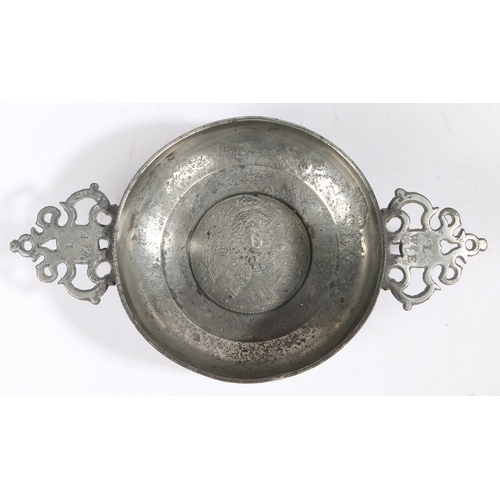 40 - AN EXCEPTIONALLY RARE WILLIAM III PEWTER ROYAL COMMEMORATIVE DOUBLE-EARED PORRINGER, CIRCA 1690-1700... 