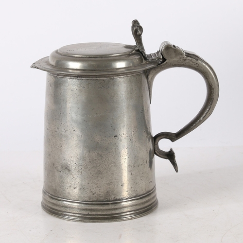 42 - A CHARLES II PLAIN FLAT-LID TANKARD, CIRCA 1680. The lid with front denticulations, rams' horn thumb... 