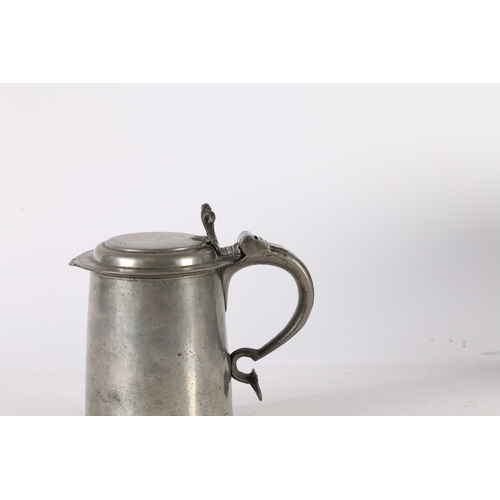 42 - A CHARLES II PLAIN FLAT-LID TANKARD, CIRCA 1680. The lid with front denticulations, rams' horn thumb... 