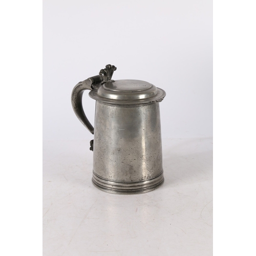 42 - A CHARLES II PLAIN FLAT-LID TANKARD, CIRCA 1680. The lid with front denticulations, rams' horn thumb... 