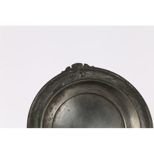 42 - A CHARLES II PLAIN FLAT-LID TANKARD, CIRCA 1680. The lid with front denticulations, rams' horn thumb... 