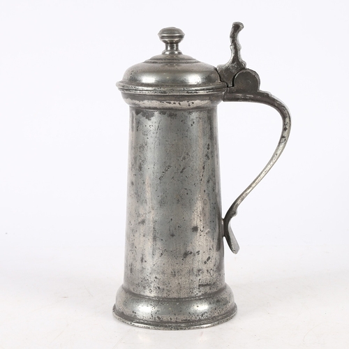 44 - A SMALL JAMES I PEWTER FLAGON, CIRCA 1610. The plain drum with bullet-shaped base, ovolo-moulded foo... 