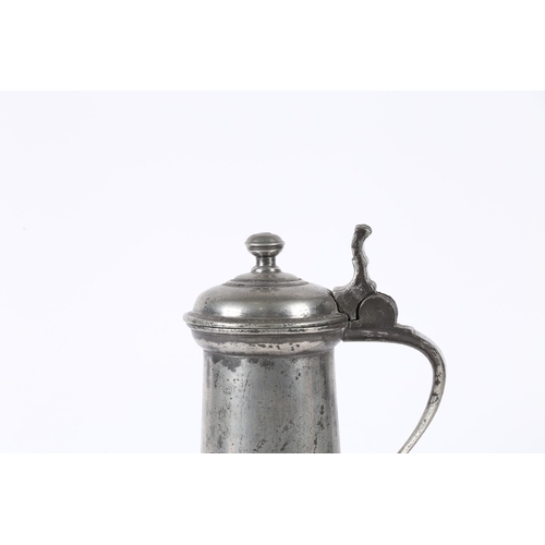 44 - A SMALL JAMES I PEWTER FLAGON, CIRCA 1610. The plain drum with bullet-shaped base, ovolo-moulded foo... 