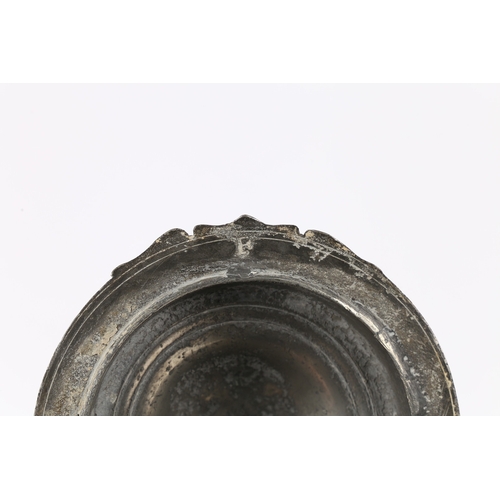 45 - A PEWTER STRAIGHT-SIDED DOME-LIDDED FLAGON, YORK, CIRCA 1700-20. The tapering drum with one top and ... 