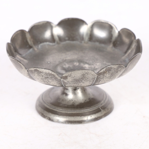 56 - A SMALL GEORGE I PEWTER FOOTED STRAWBERRY DISH, CIRCA 1720. The fluted dish of twelve lobes, on a ro... 