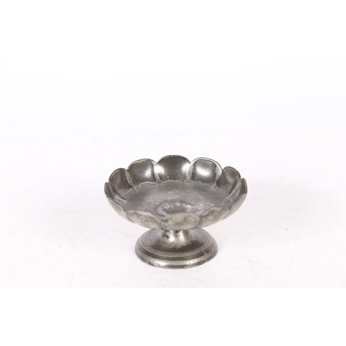 56 - A SMALL GEORGE I PEWTER FOOTED STRAWBERRY DISH, CIRCA 1720. The fluted dish of twelve lobes, on a ro... 