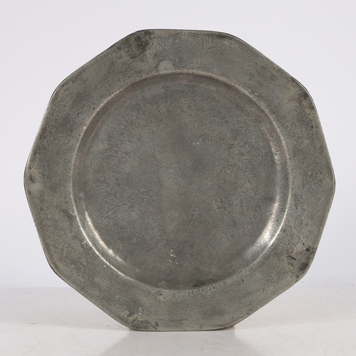 65 - A GEORGE II PEWTER DECAGONAL PLATE, CIRCA 1750. The plain rim engraved with a mantled coat of arms, ... 